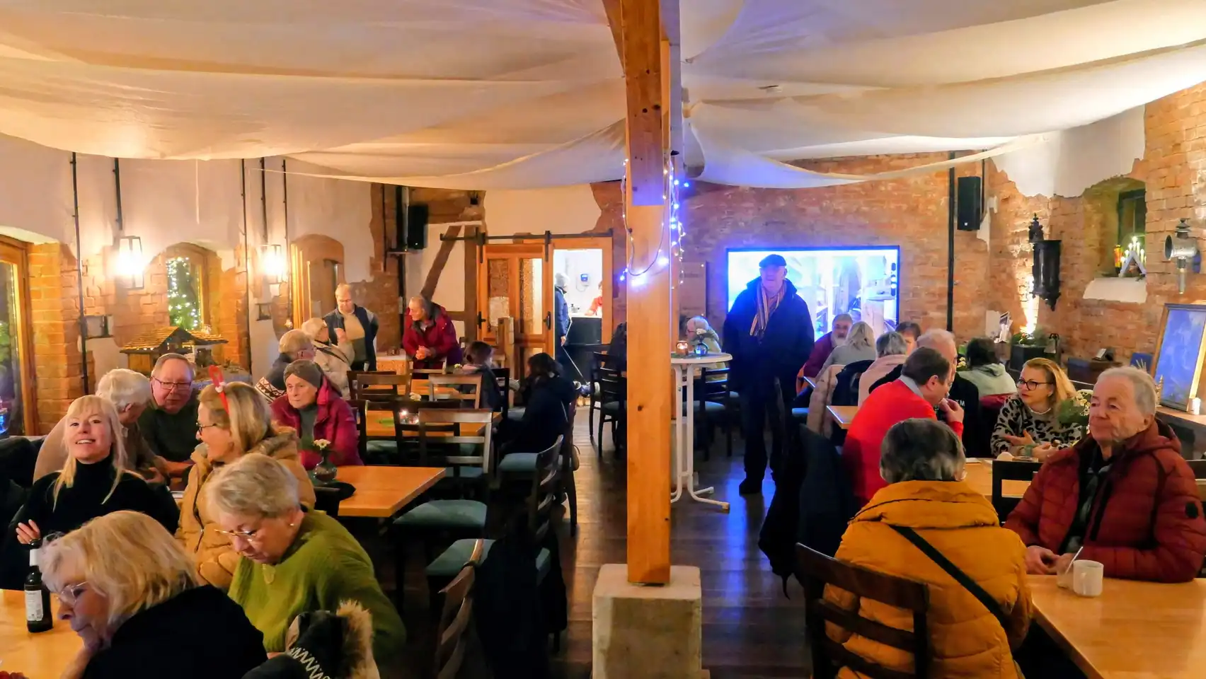 Der Veranstaltungsraum füllt sich