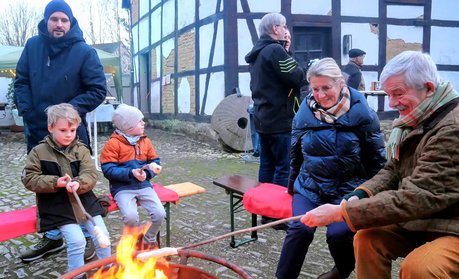 Junioren und Senioren - ein Team beim Stockbrot